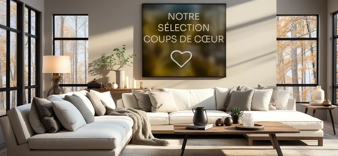 Salon composé d'un canapé, de décorations, de tables et d'un tableau où il est écrit : "Notre sélection coups de cœur"