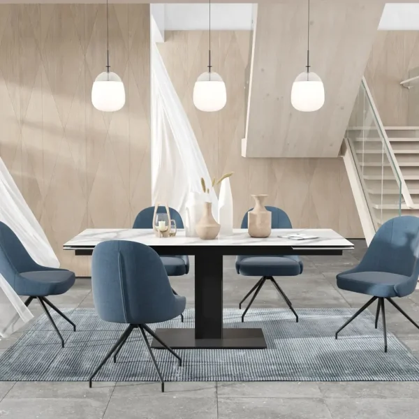 Chaises MIAMI bleues d'Akante autour d'une table de repas