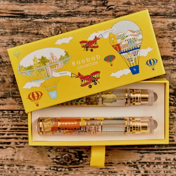 Coffret cadeaux de 2 sprays d'intérieur (Miami et Saint-Tropez) posé sur une surface en bois